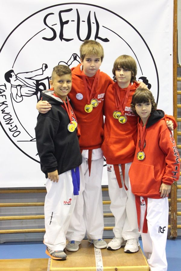 22-11-14 Entrega Medallas May (37).jpg